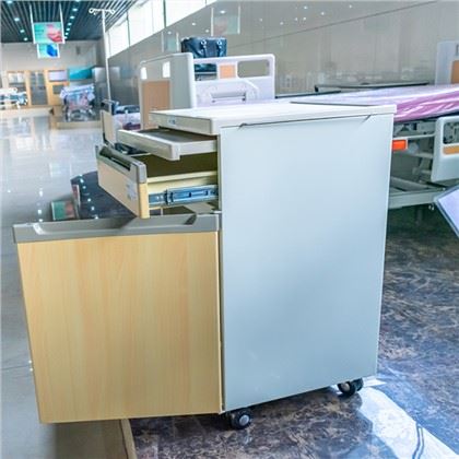Bệnh viện bên cạnh tủ có bánh xe